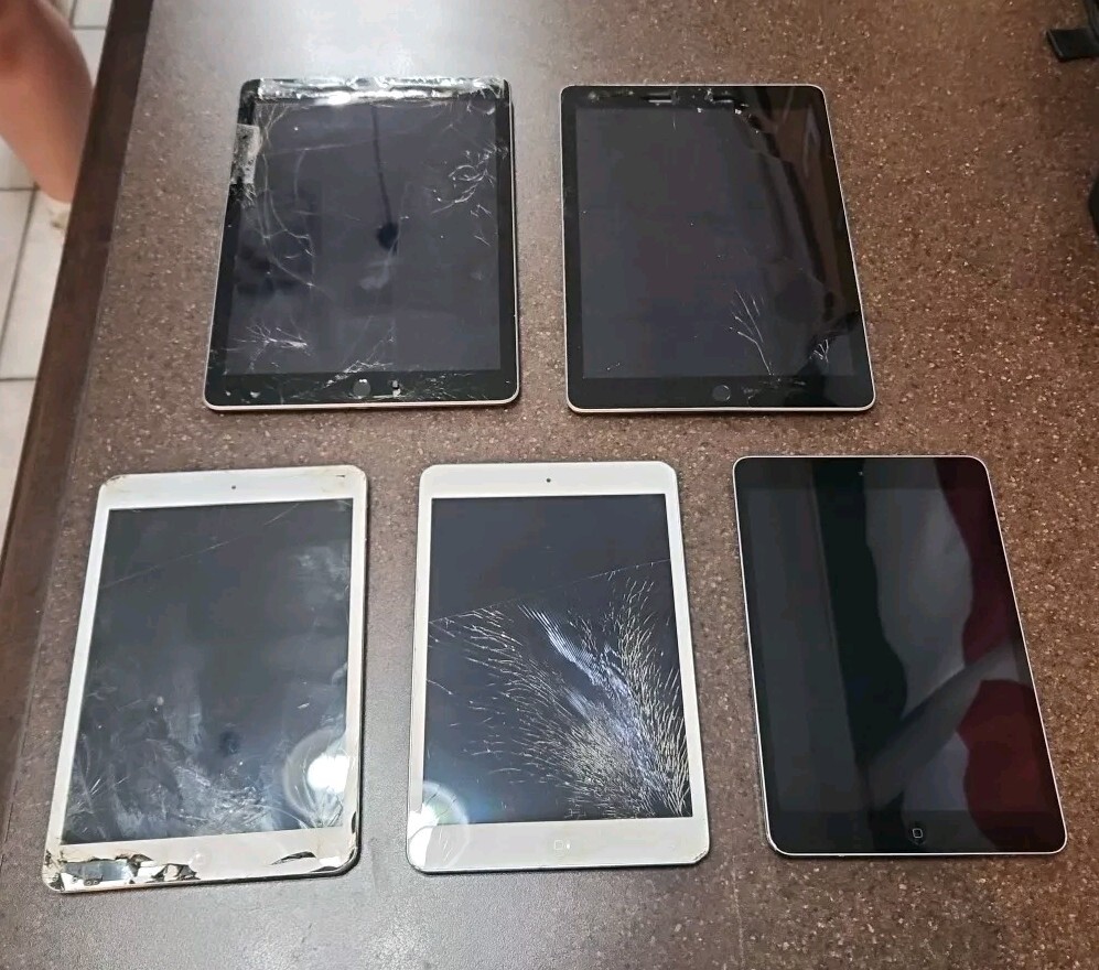 BROKEN Apple iPad Lot Of 5 - iPad Mini / iPad Mini 2 / iPad 5th