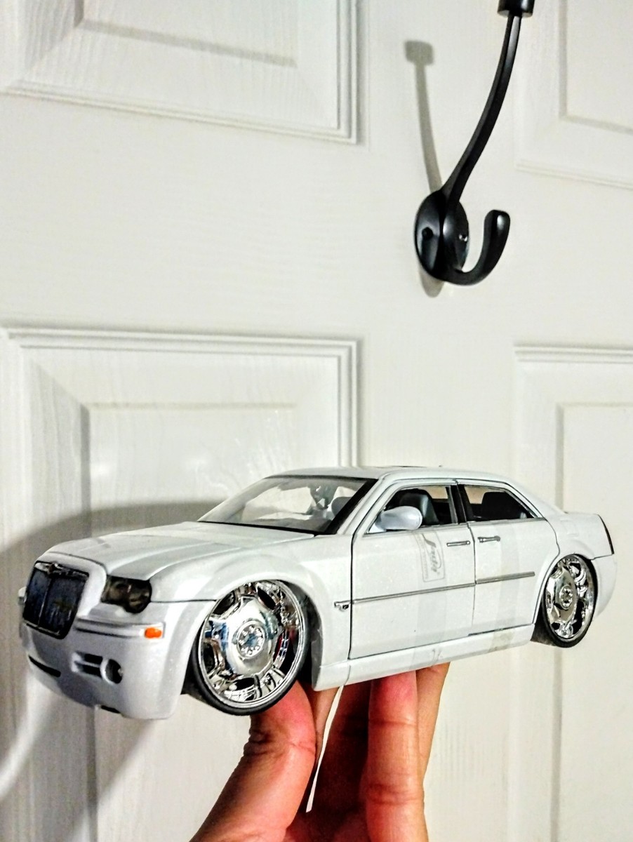 Jada Toy Dub City Kustoms 1:24 Scale Chrysler 300c Model White