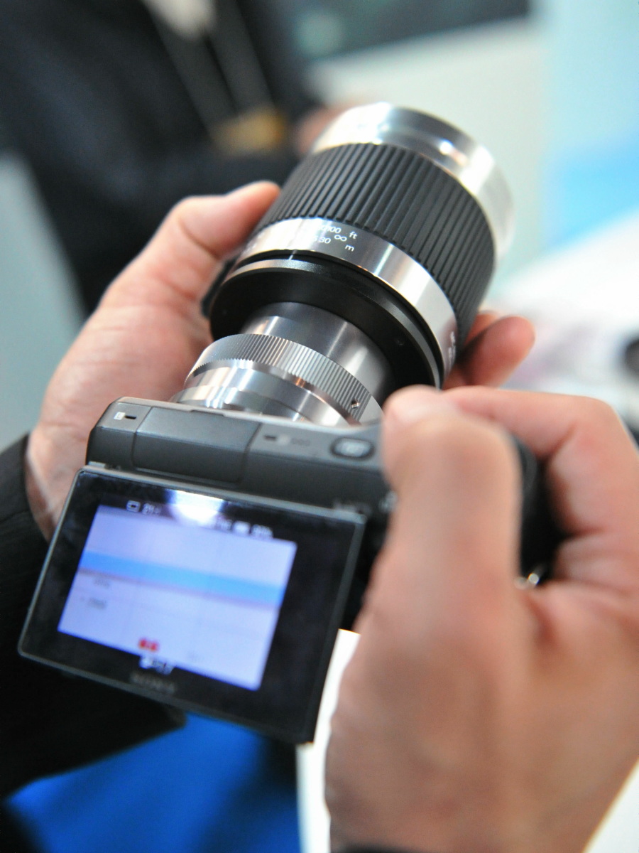 純正品を圧倒するコストパフォーマンスで超望遠が可能な「ミラーレンズ