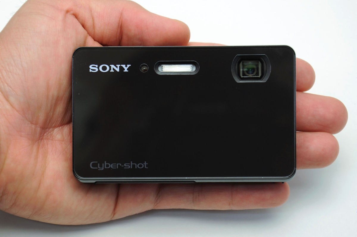 防水で秒間10連写・フルHDムービー対応、GPS・光学5倍ズーム付き