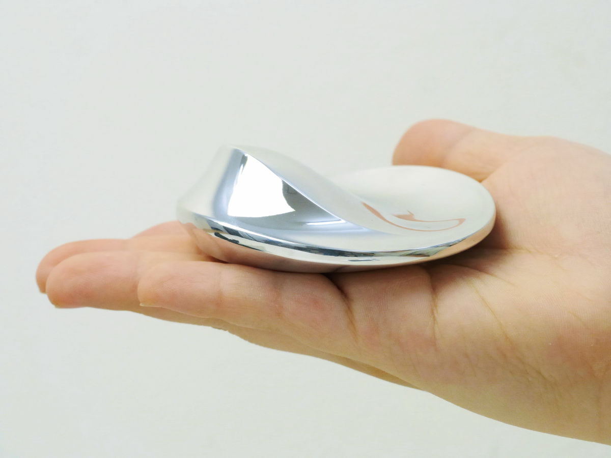 あまり力を入れずにツボ押しできるアルミニウム製でSFチックなデザイン