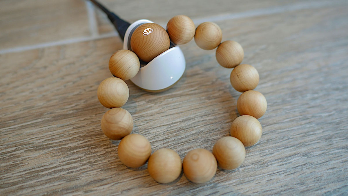 スマホと連動する「スマート数珠」がAcerから登場、マントラの数を数え