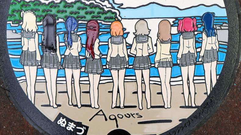 聖地巡礼で賑わう沼津にて「ラブライブ！サンシャイン!!」のマンホール