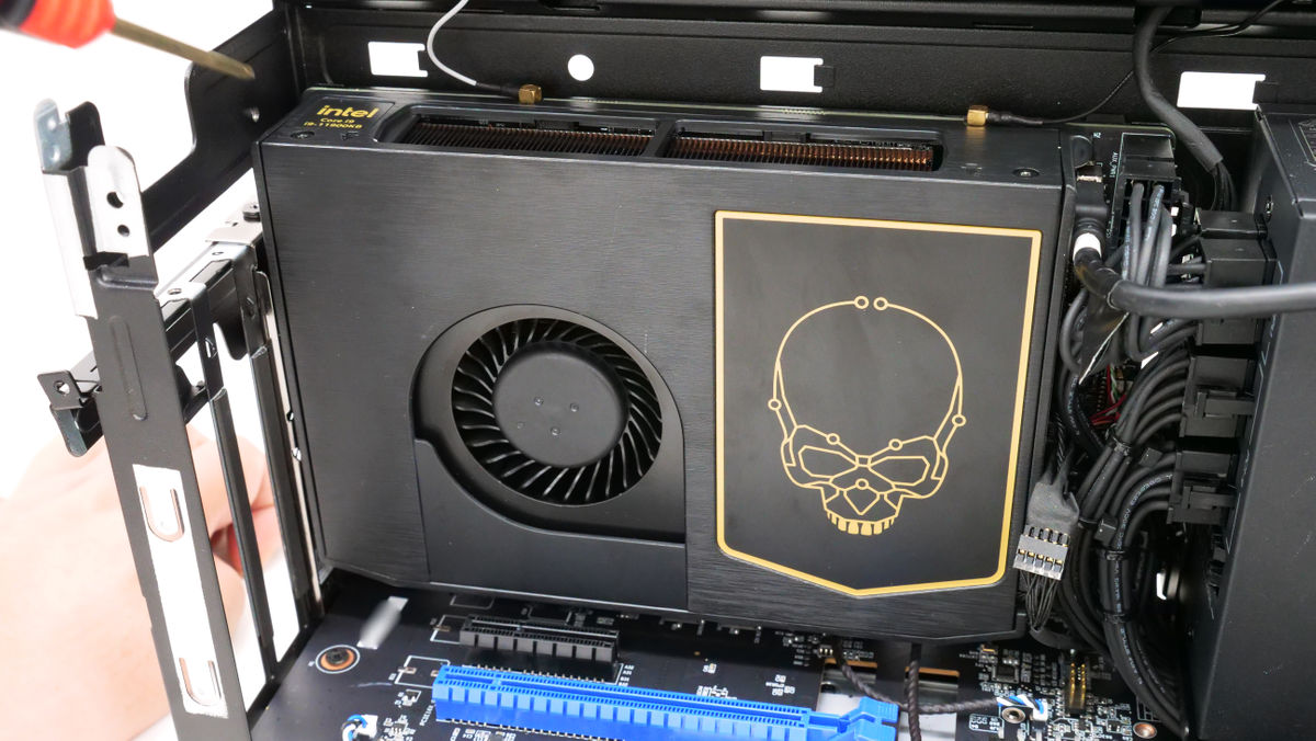 Intelのゲーマー向け超小型ベアボーンキット「NUC 11 Extreme Kit