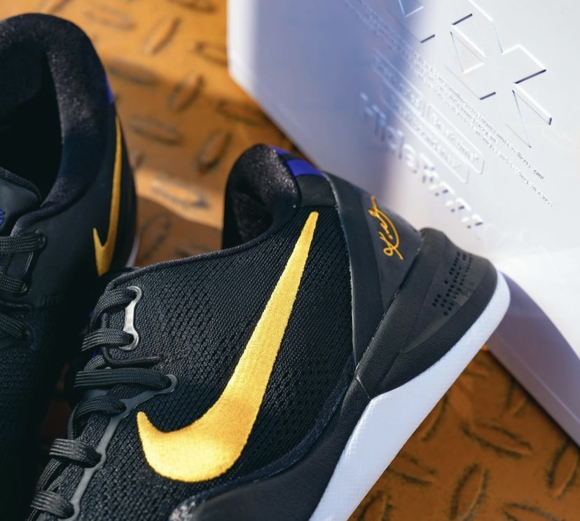 ナイキ コービー8 プロトロ “ブラック/ユニバーシティゴールド” 新たな