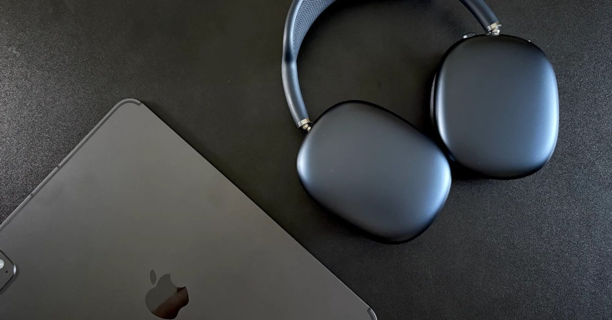 Hands-on with midnight AirPods Max with USB-C - 9to5Mac