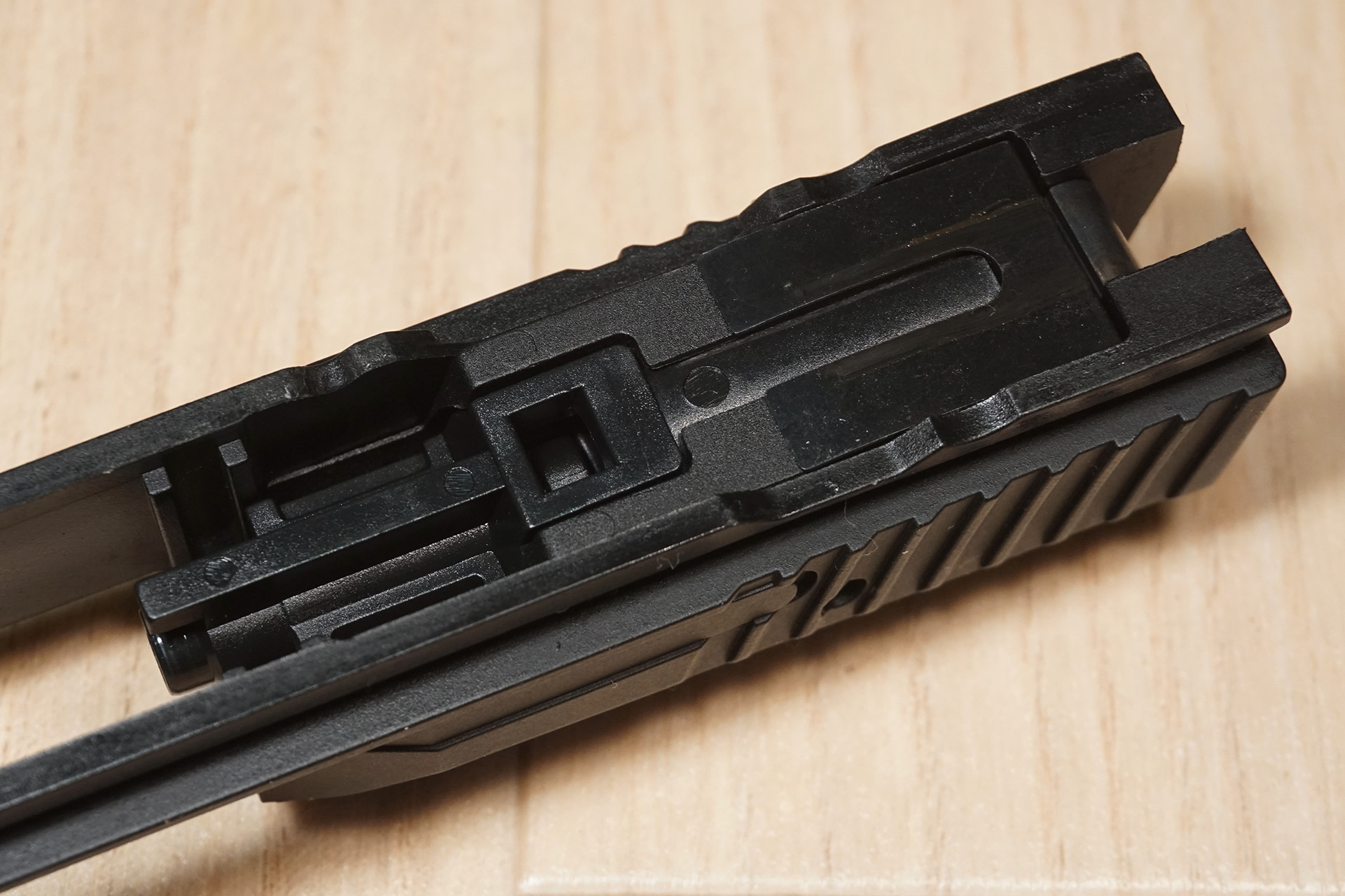 Carbon8 CZ P09 CO2ガスブローバックハンドガンを分解していきます