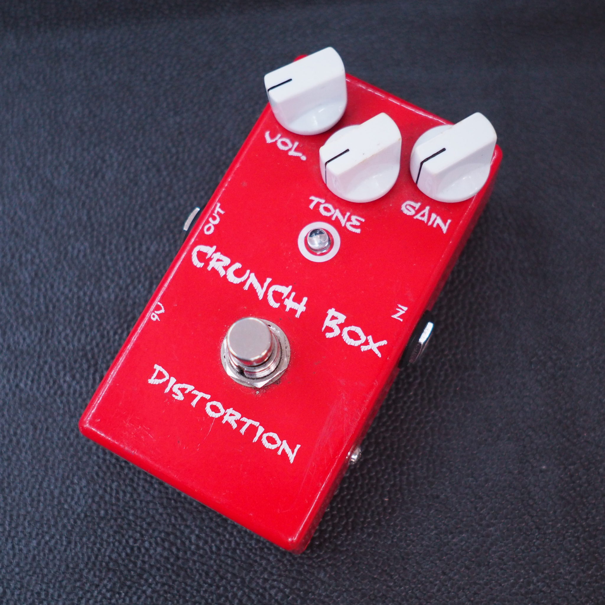 シンプルで幅広いトーンセッティングが可能なディストーションペダル