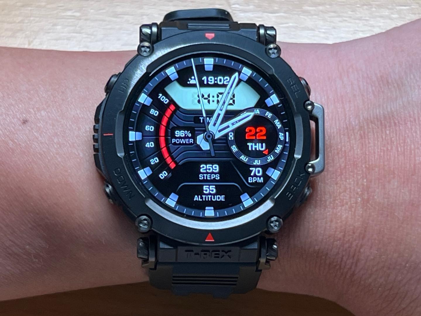 Amazfit T-Rex Ultra と Falconは精悍な表情と高機能を備えた