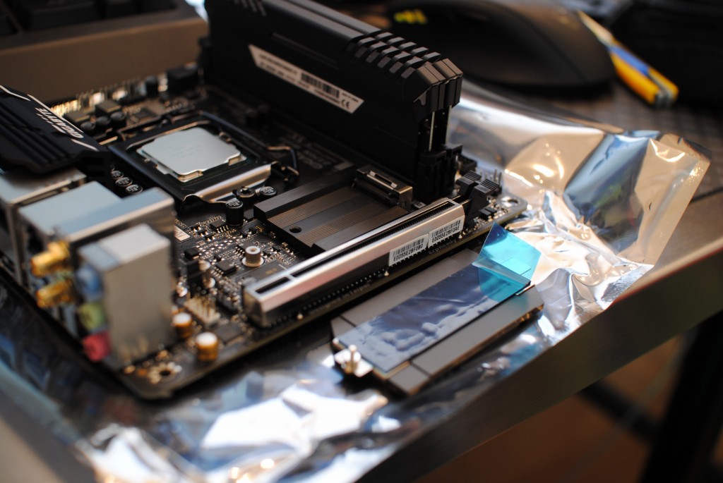 Intelの6コア/12スレCPU Core i7 8700kでMini-ITXマシンを刷新 -組立編