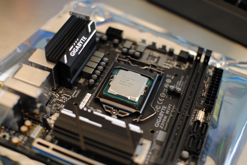 Intelの6コア/12スレCPU Core i7 8700kでMini-ITXマシンを刷新 -組立編