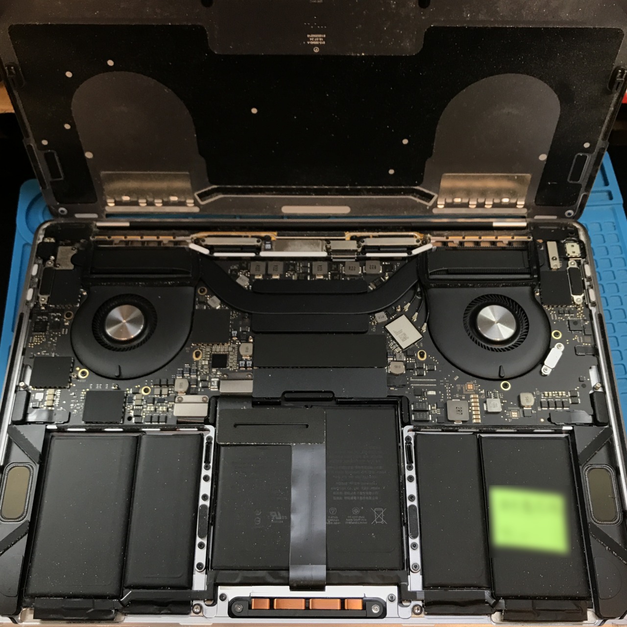 MacBook Pro (13-inch, 2018, 4 Thunderbolt 3 Ports) 液晶アセンブリ交換