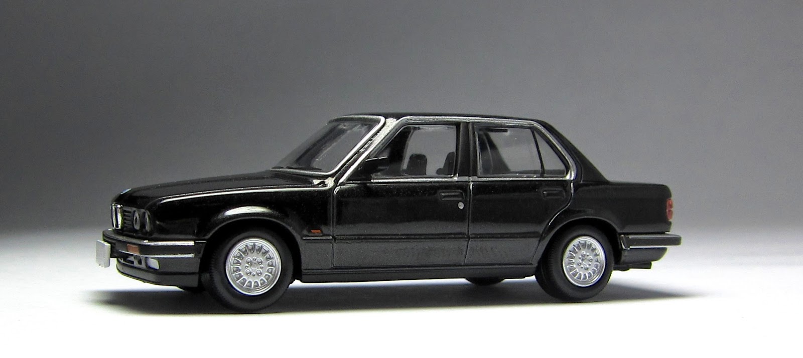First Look: Tomica Limited Vintage BMW 325i 4-door in both black