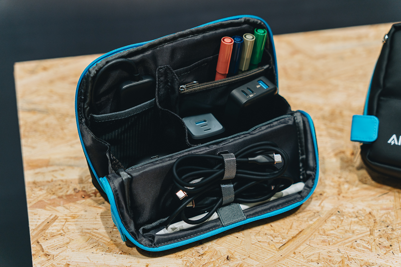 Ankerとコクヨが共同開発。ガジェットの持ち運びに最適な自立する薄型