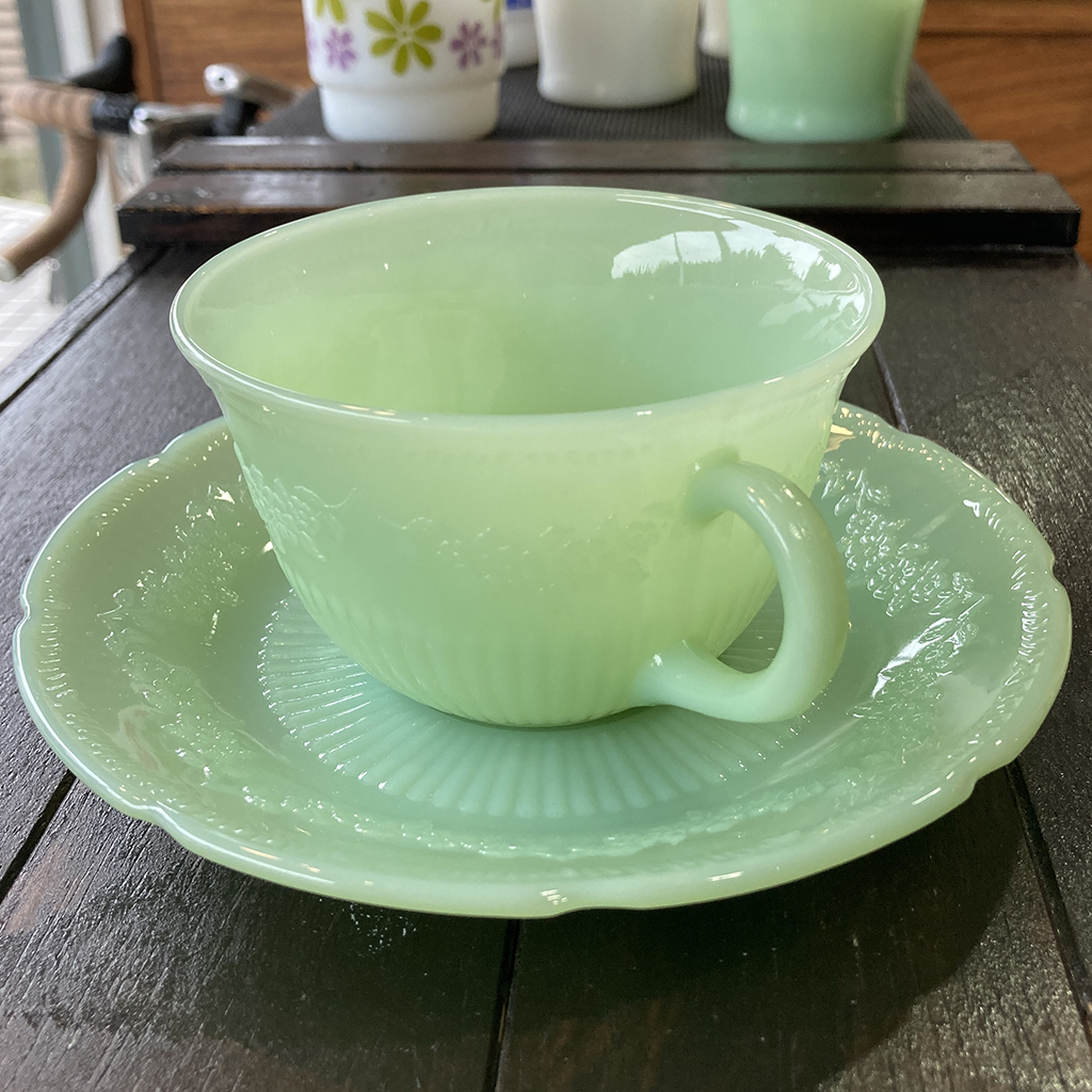 Fire-king 1940年代製造「アリスシリーズ」は優雅な花模様