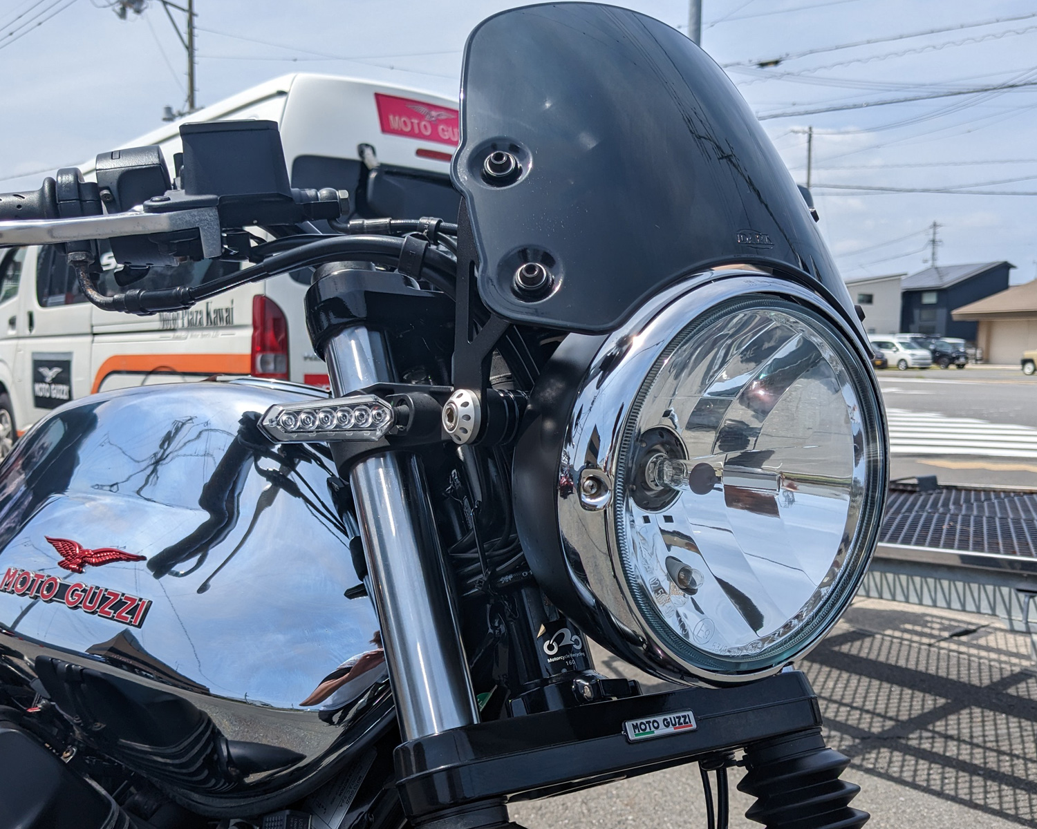 モトグッツィ V7III/V9ボバーのヘッドライト