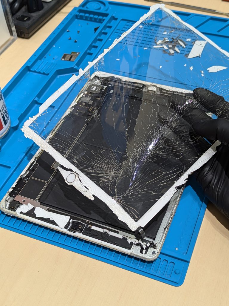 アクルス店】iPad（第7世代）の割れたタッチパネルの交換【名古屋市港