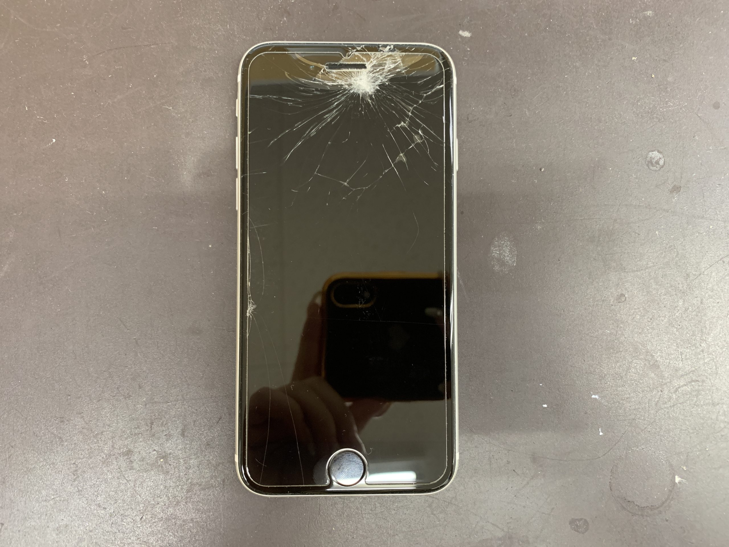 バキッと割れたiPhoneの画面と内カメラの故障！同時修理！ | スマート