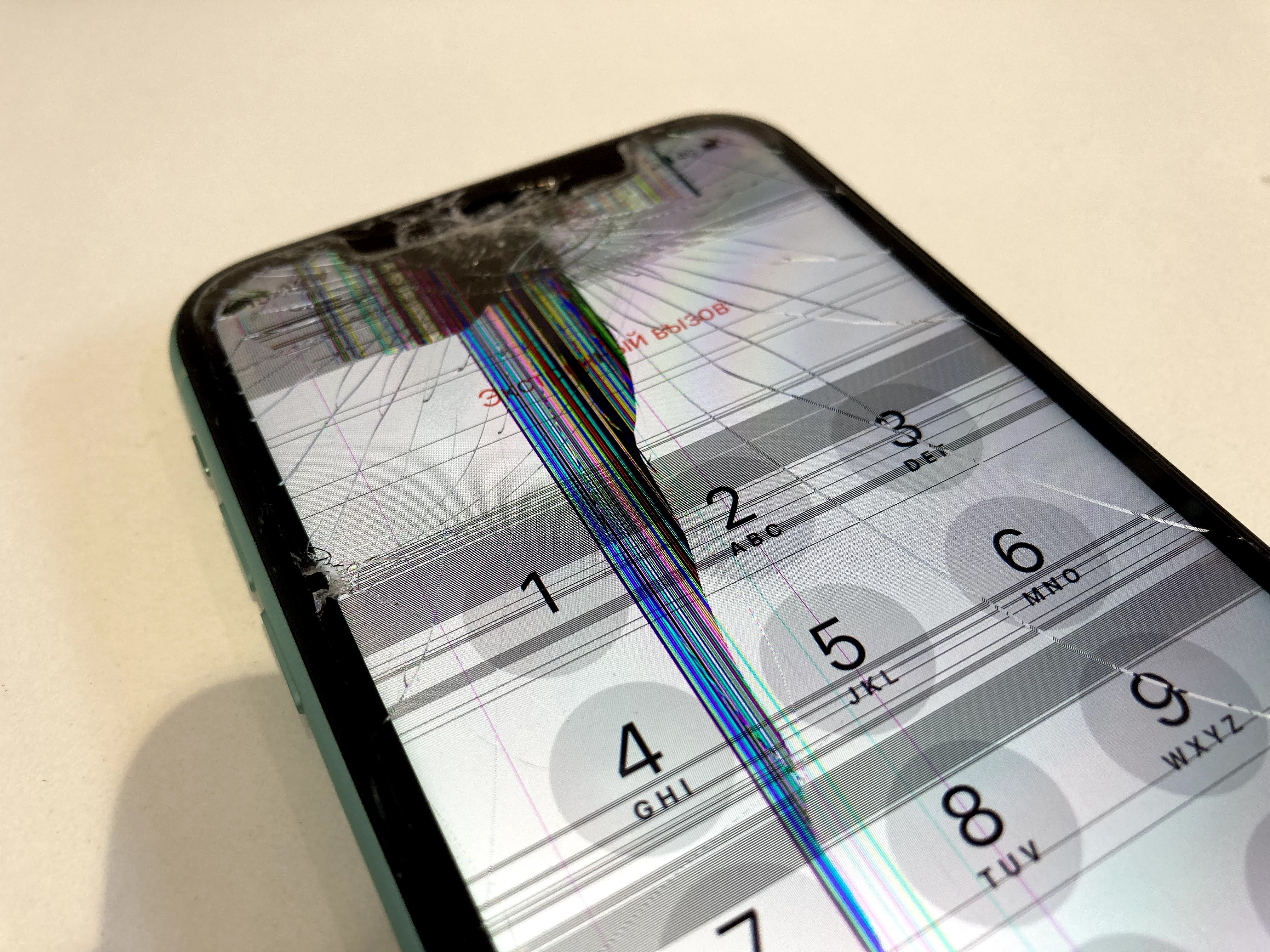 iPhone11 赤、青、緑、黒の線が表れる！／富田林市寺池台より | iPhone