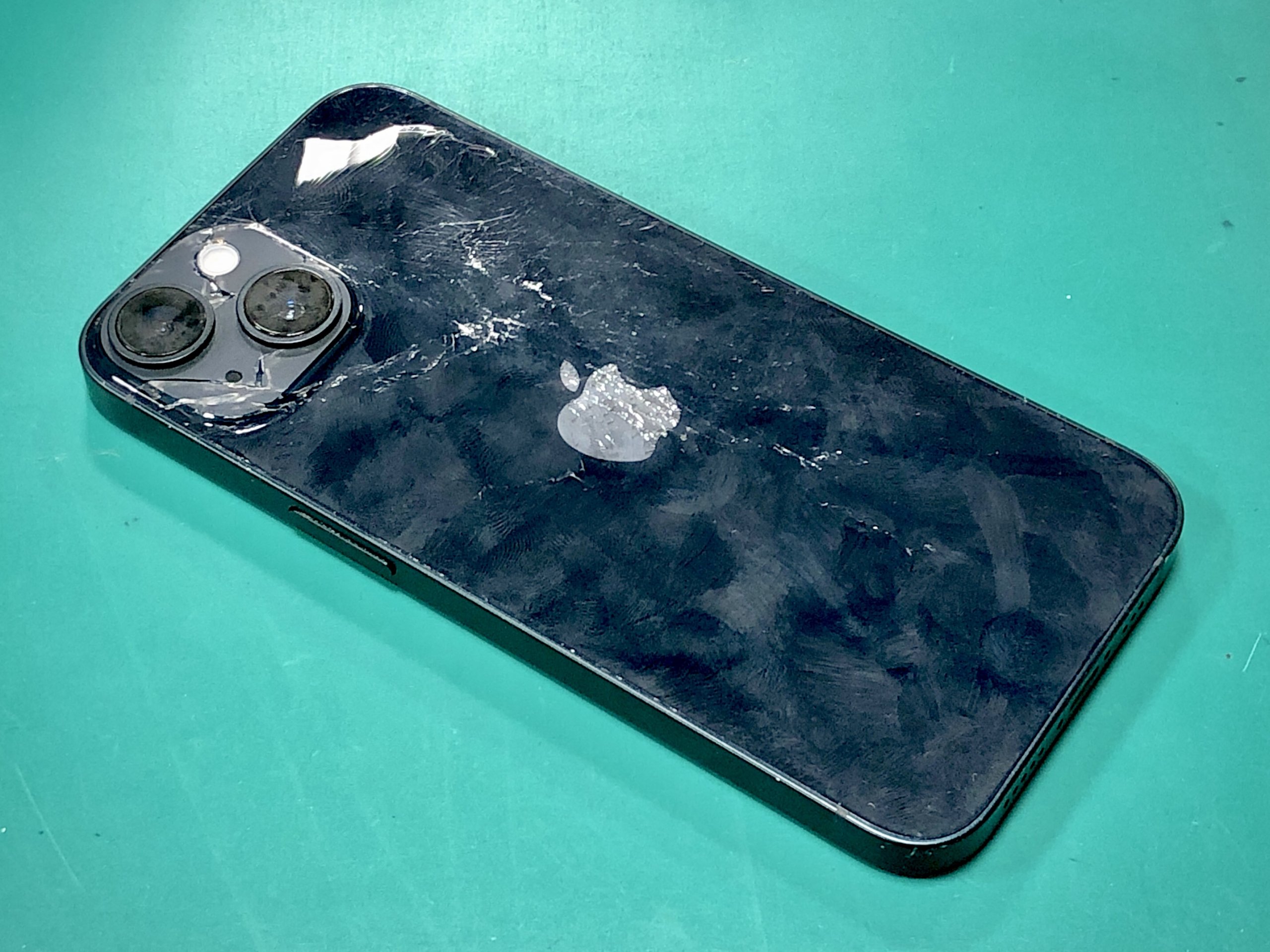 iPhone 14 背面ガラス割れ修理【豊中市】 - iPhone修理・iPad修理