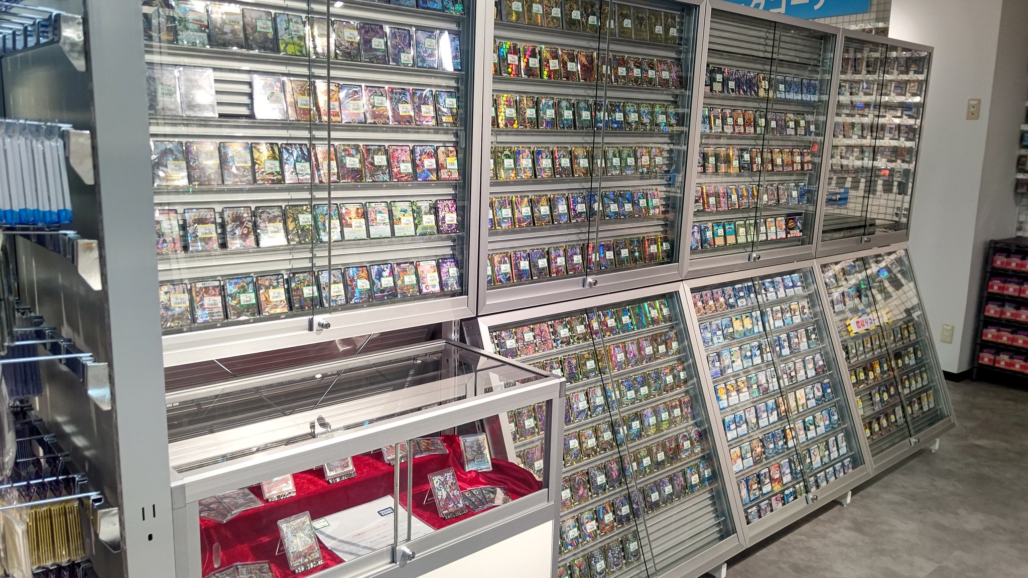 ガラスショーケース」と「トレカショーケース」の組み合わせ展示をご