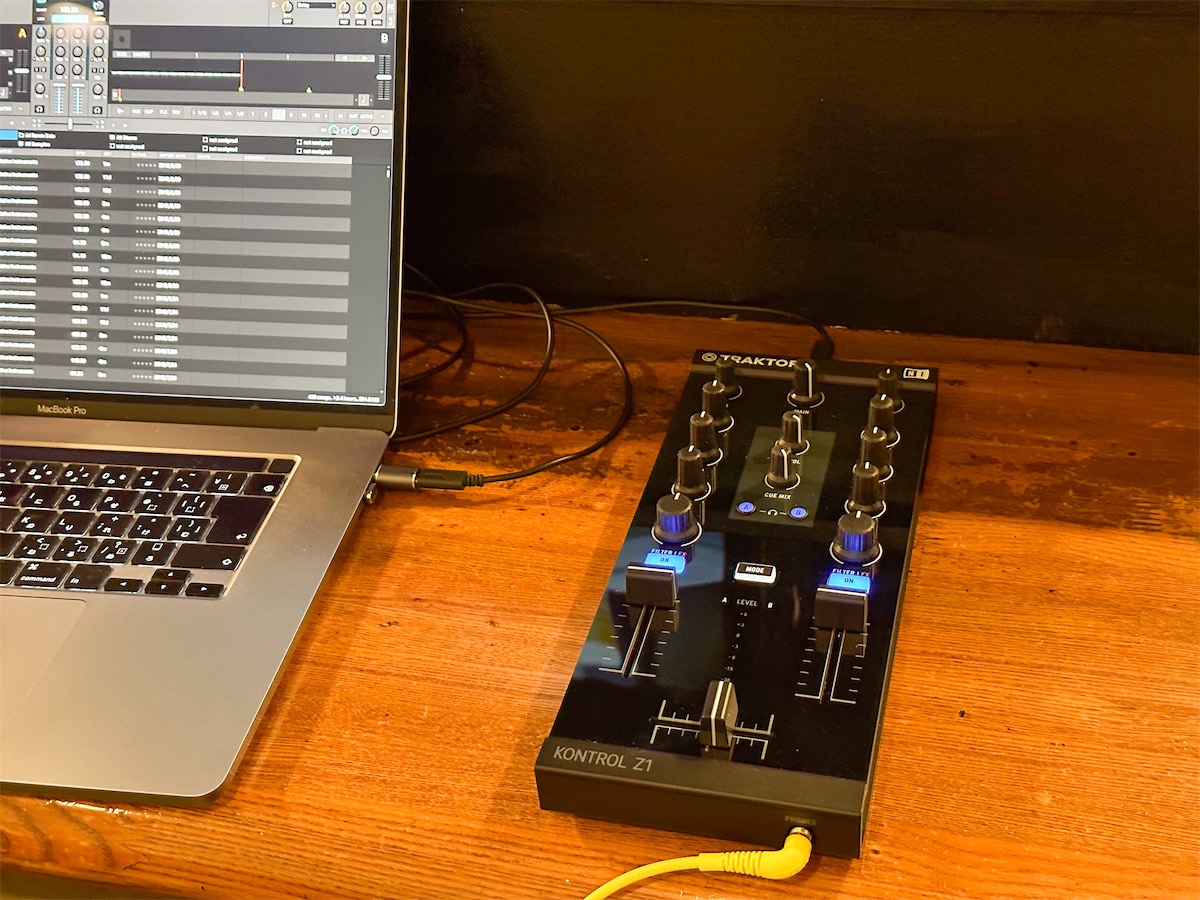 コンパクトでいつもカバンに入れて持ち歩けそうなDJコントローラー