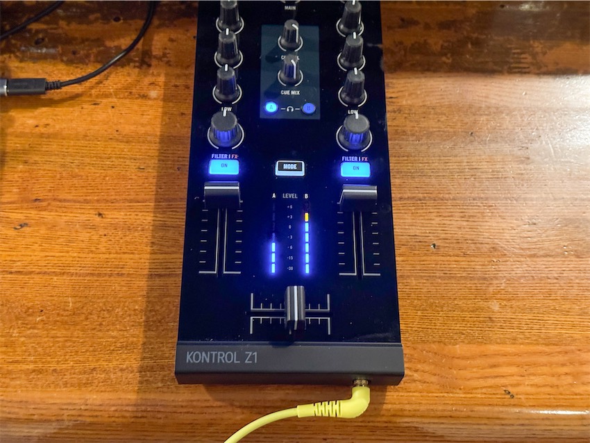 TRAKTOR KONTROL Z1 DJコントローラー 専用バッグ付き TRAKTOR KONTROL