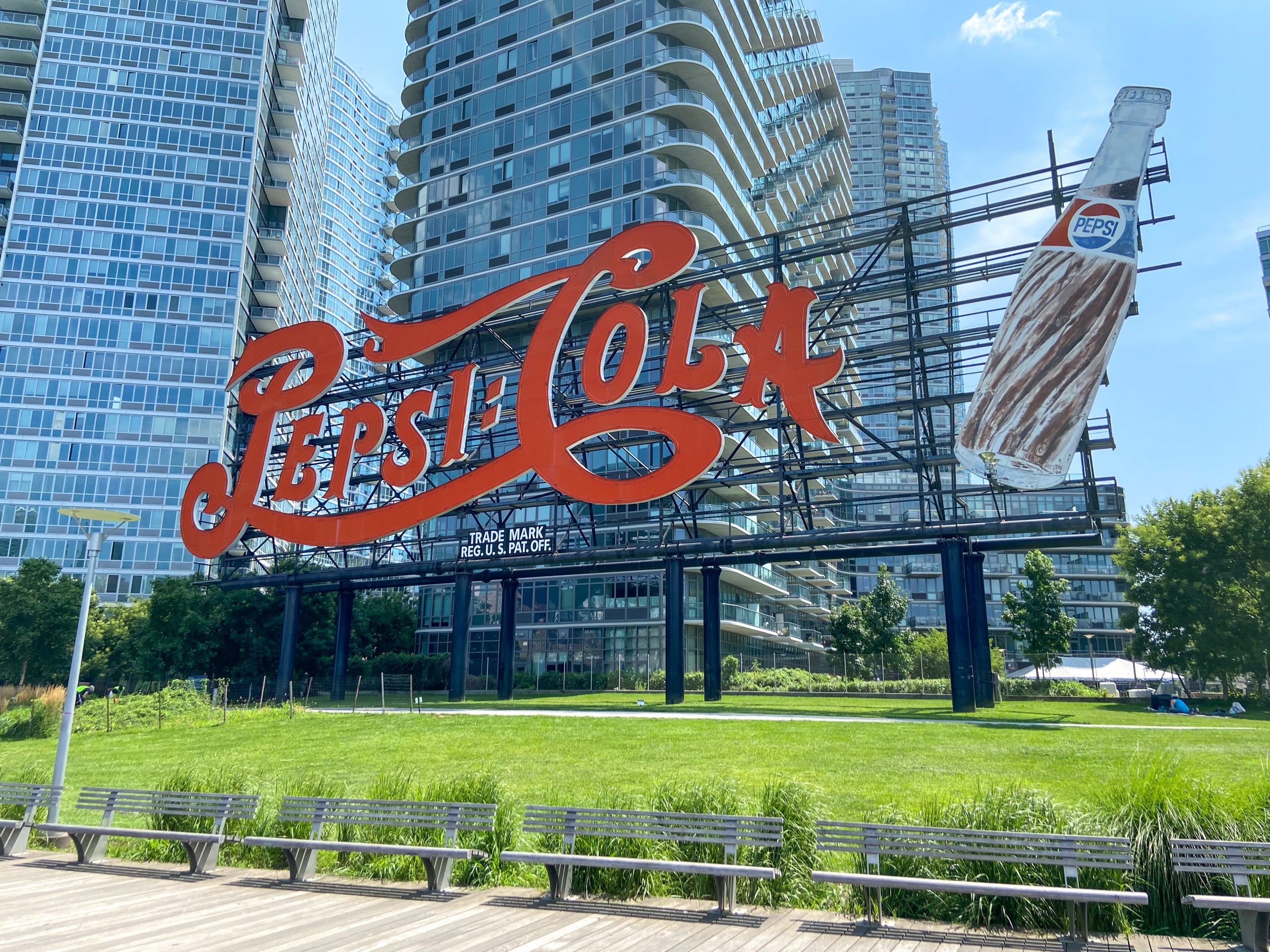 市のランドマークに認定されているペプシ看板「Pepsi-Cola Sign