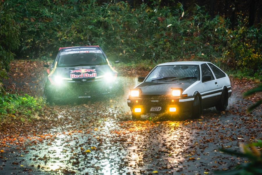 動画】峠最速対決！『頭文字D』藤原拓海 vs WRC最年少王者が青森県の峠