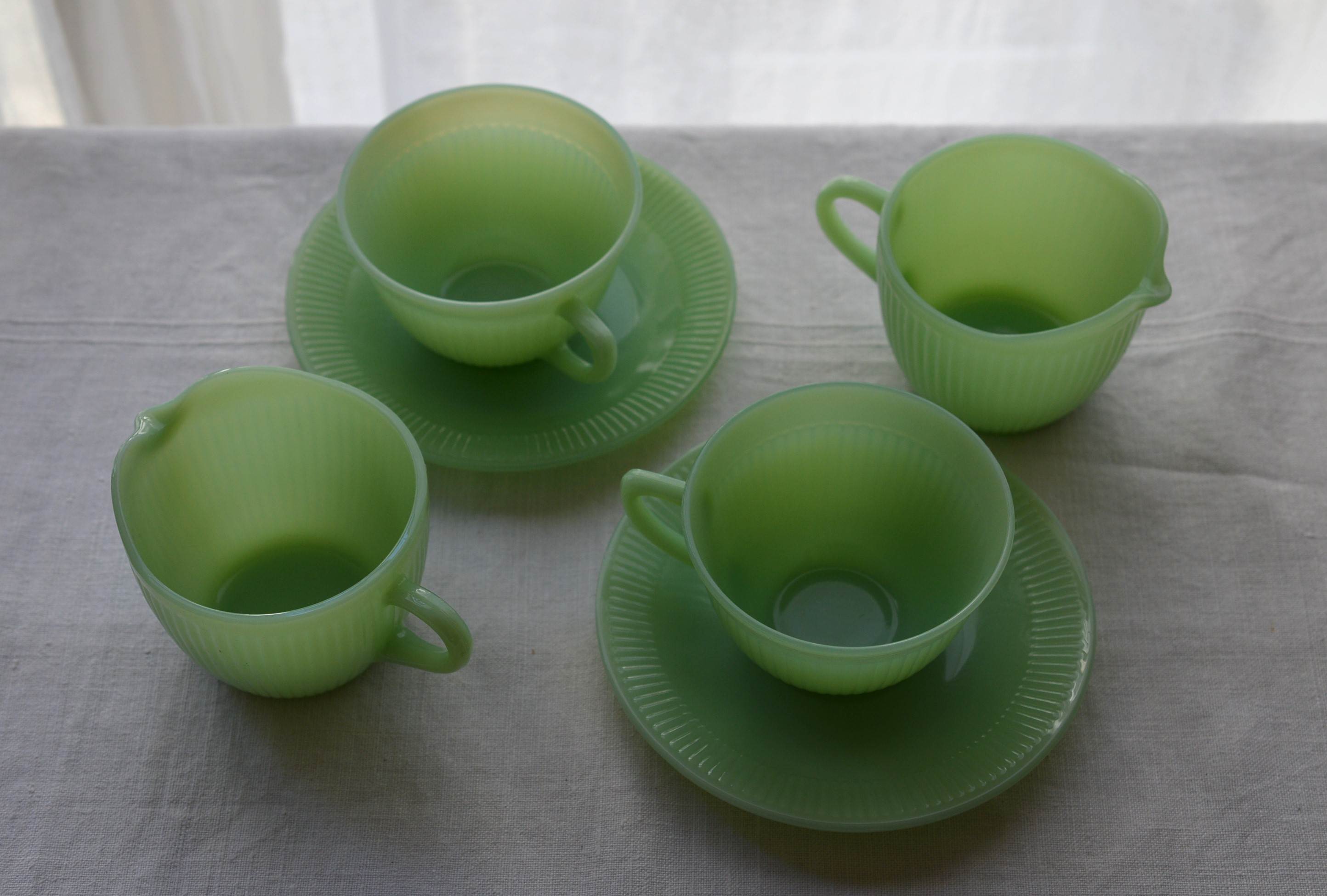 FIRE KING 翡翠色のカップ＆ソーサーとミルクジャグ – Tsubame Märkt