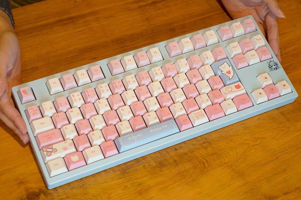 大人気VTuber結城さくな×AMICISキーボードとマウスパッドをレビュー