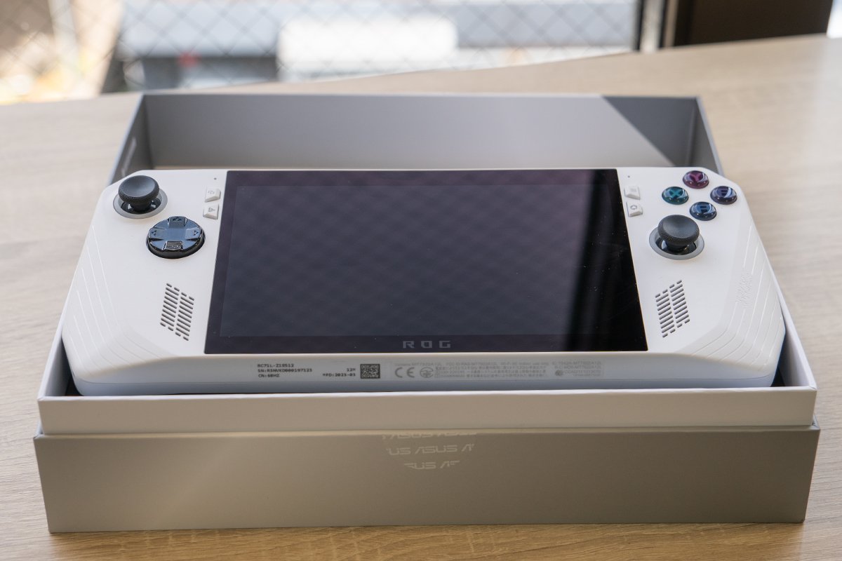 ASUSのポータブルゲーム機「ROG Ally」を先行レビュー！動作も軽いし