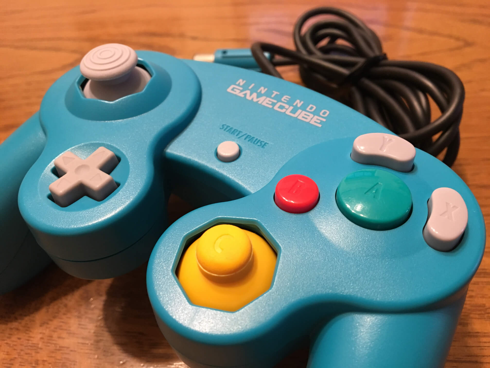 ゲームキューブコントローラーのレアな箱入りとエメラルドブルーを買っ