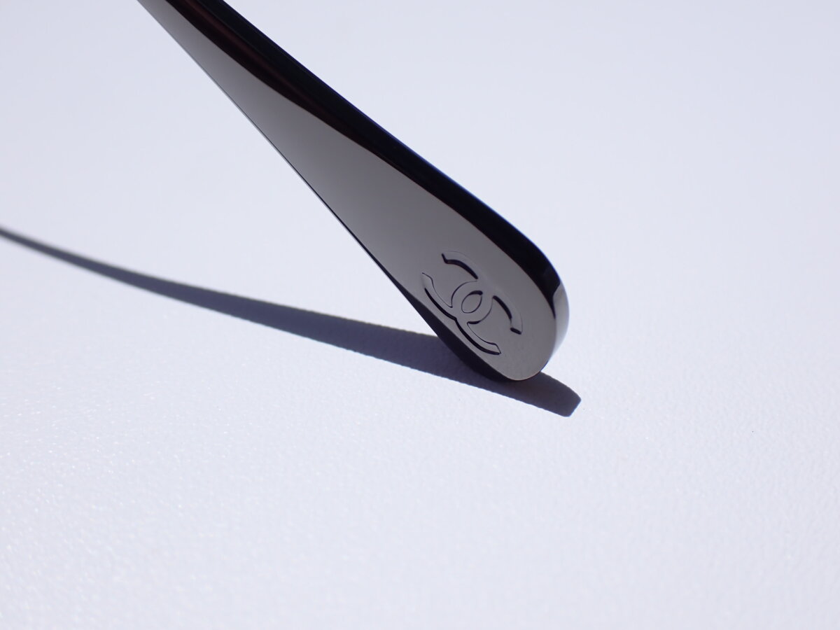 透明感を感じるリムレスサングラス｜シャネル（CHANEL） ｜ oomiya