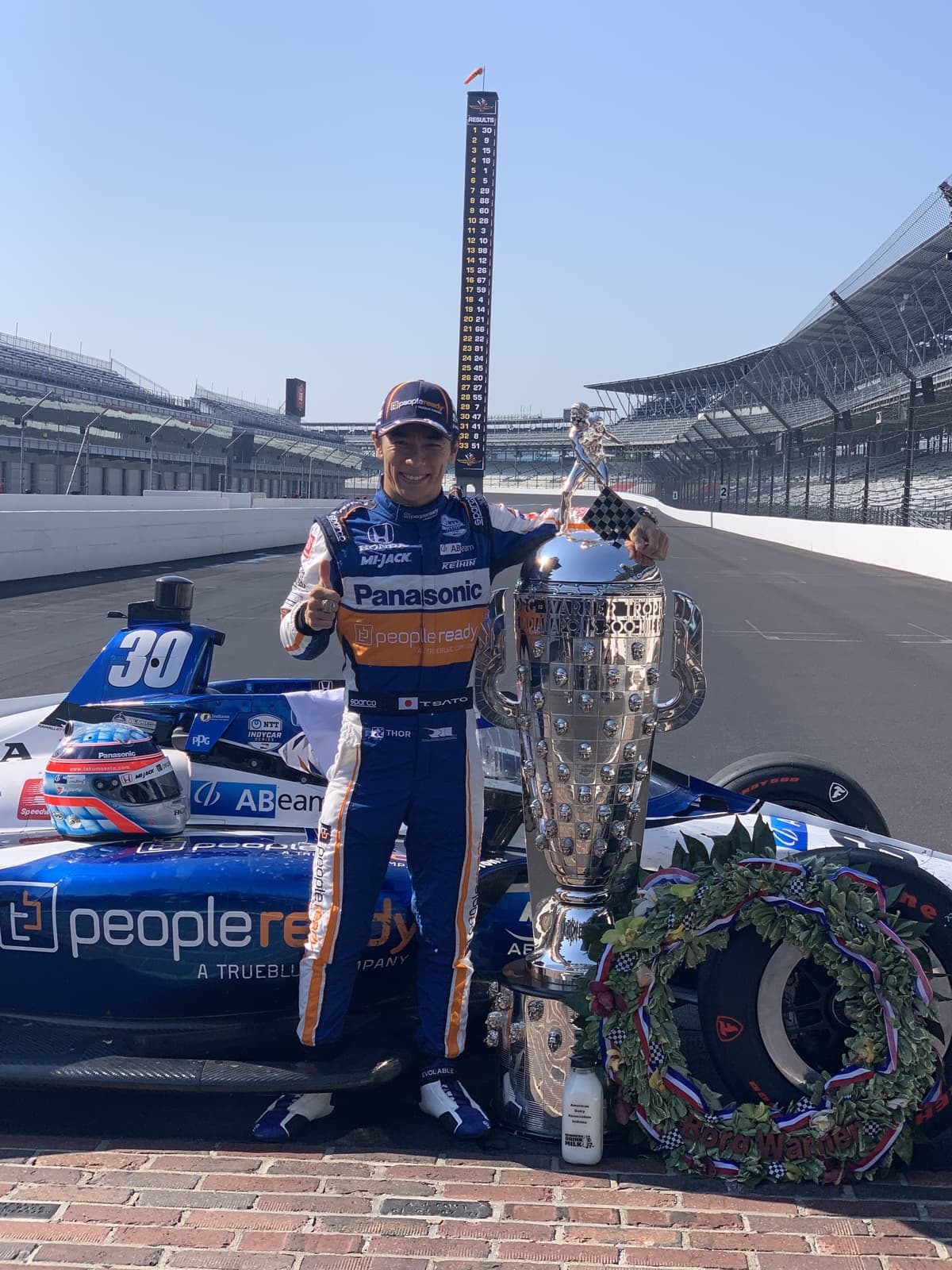 シャンパンじゃなく牛乳」「顔だらけのトロフィー」「巨大な指輪