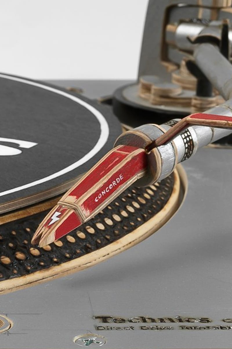 トム・サックスがアクアベラギャラリーにて“スペースシップス”を開催