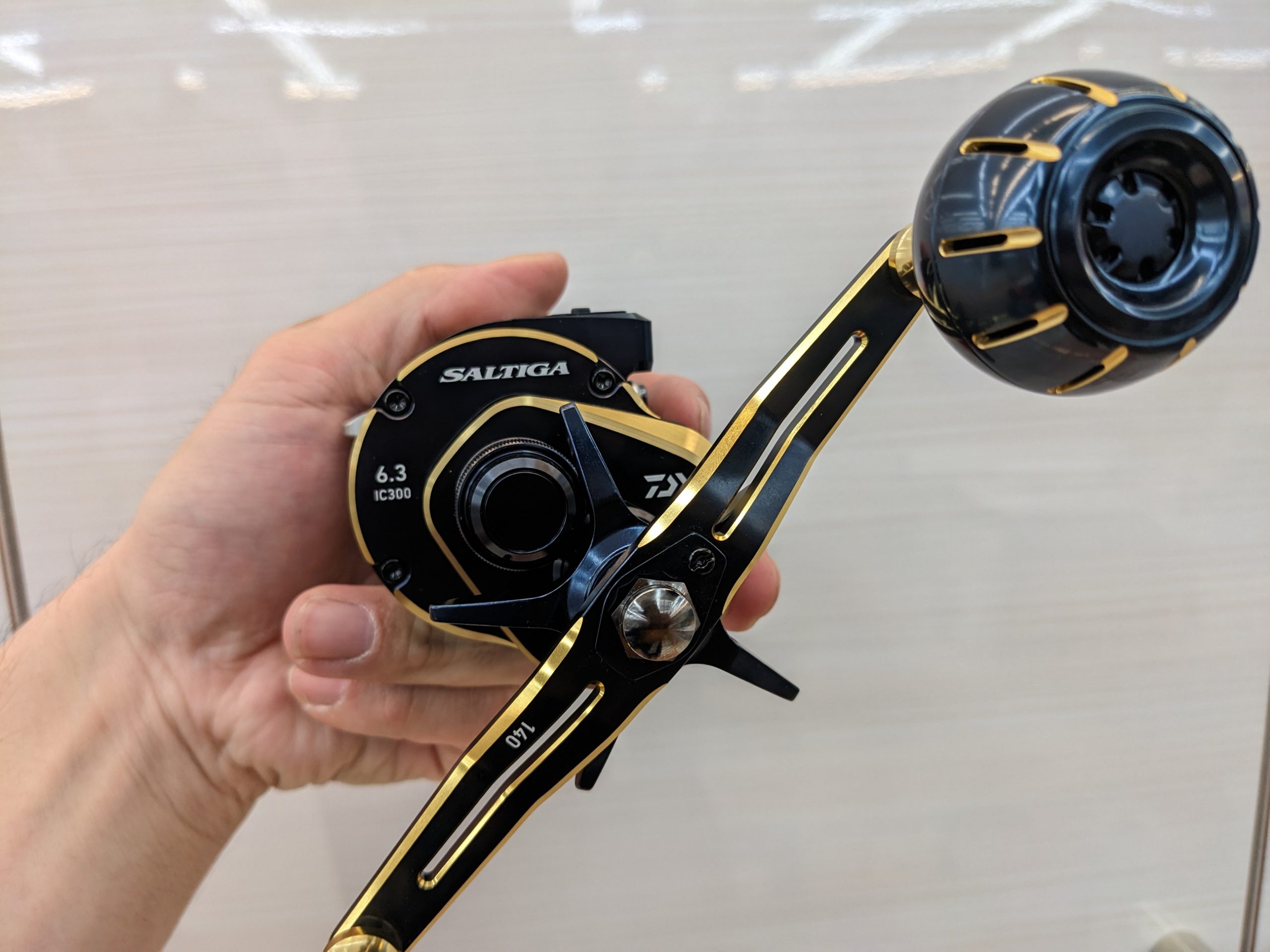 新商品】ロングハンドル登場 ダイワ「ソルティガIC300-DH」 | 釣具の