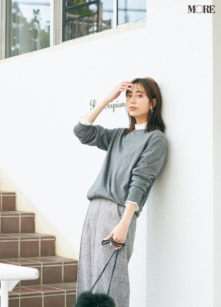 グレーのクルーネックニットがマンネリ気味？「パンツの配色」を変え