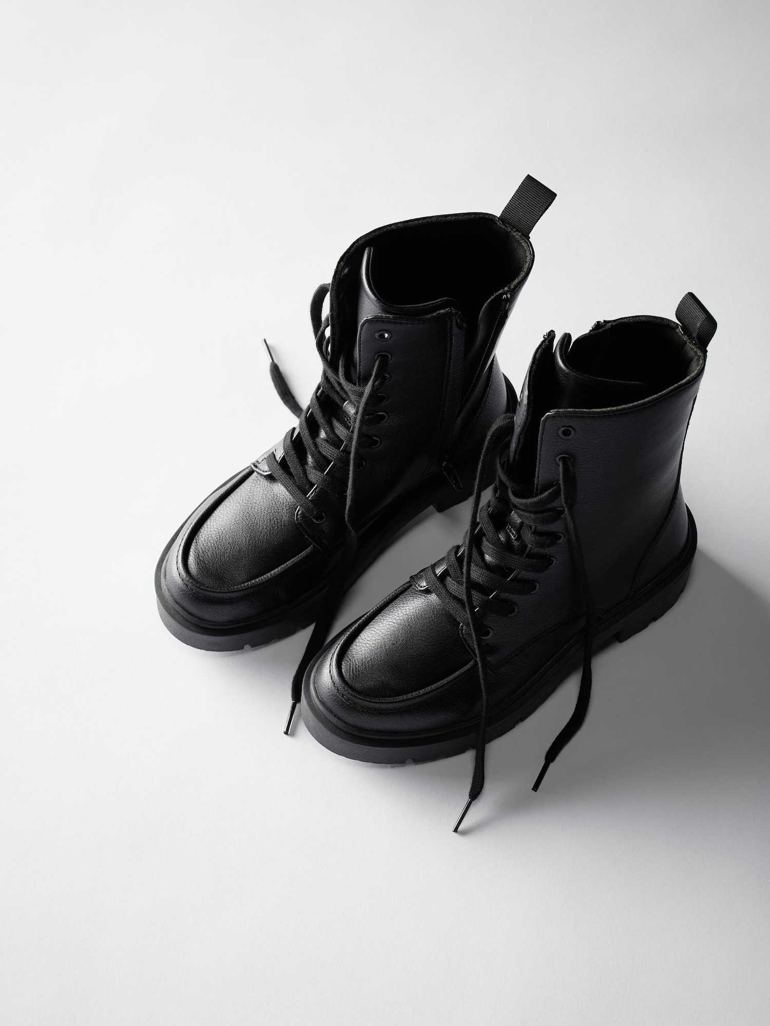 ユニクロ公式 | レースアップショートブーツ