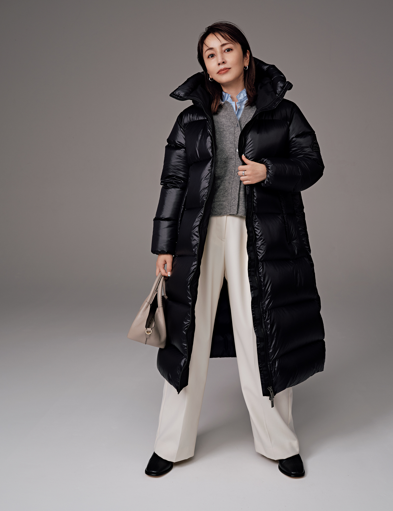 矢田亜希子さんが着こなす「最上級の黒ダウン」 | VERY NaVY