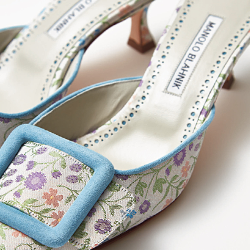 春待ち名品】“マノロブラニク”の花柄ミュールで足元からオシャレ更新