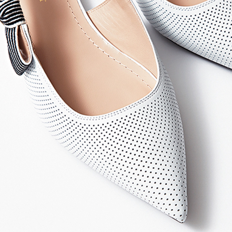 ディオール】黒紺コーデにもデニムにも合う『春夏フラット靴』名品