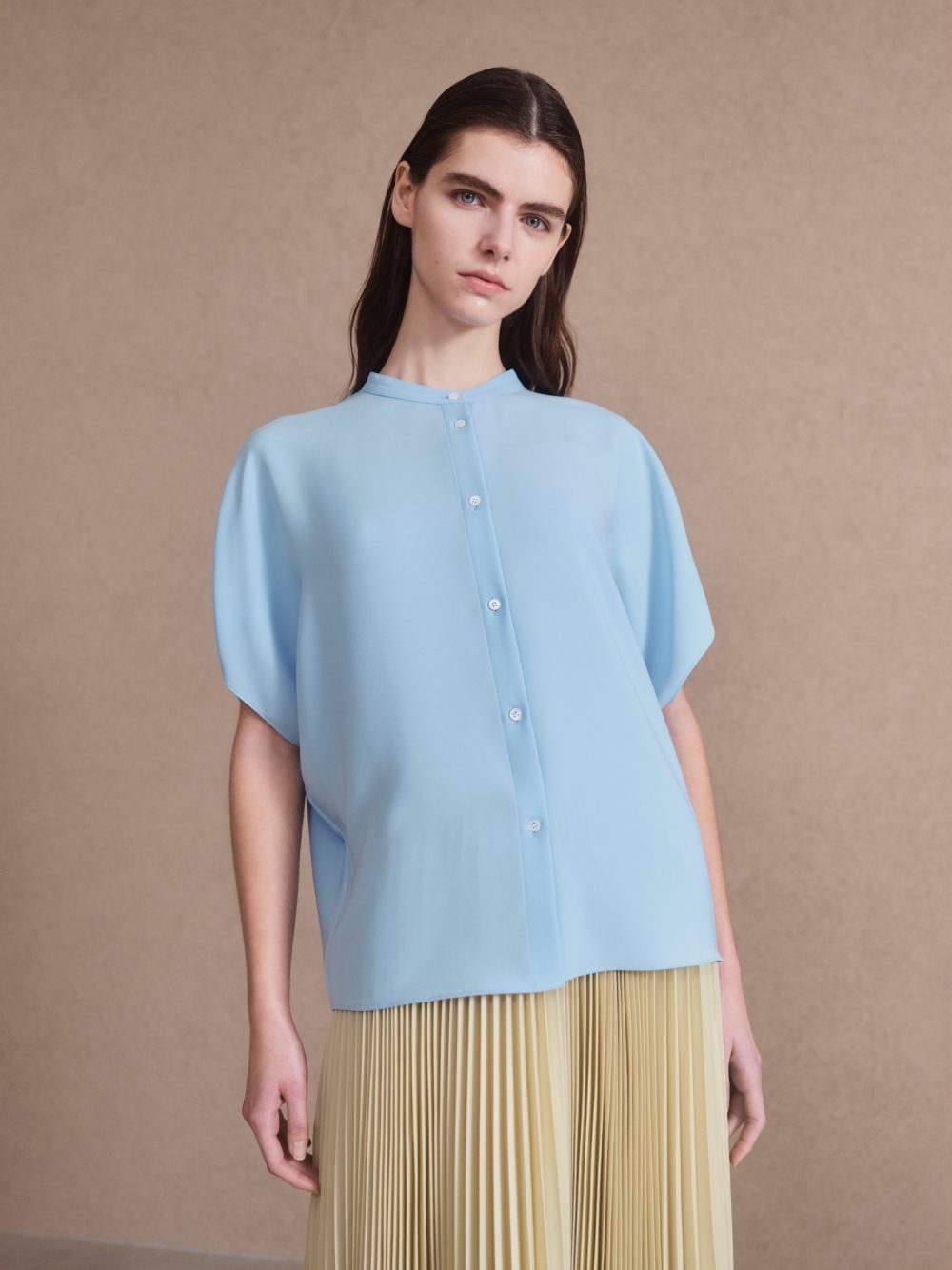 セオリーリュクスから春の新作【レフ板ブラウス】が発売！ | VERY