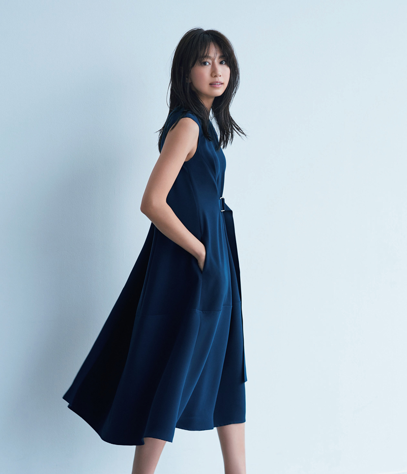 東原亜希さんが着こなす秋の“使えるネイビー”厳選8アイテム | VERY