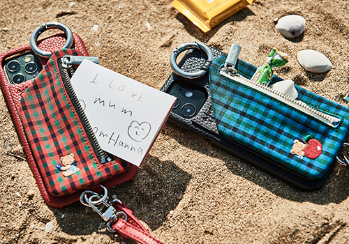 ajew×ファミリア」コラボのスマホケースとバッグが見逃せない【明日