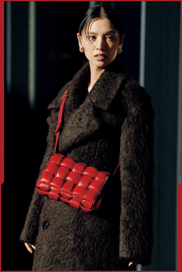 大人の差し色に！「ボッテガ・ヴェネタ」のカラーバッグ | VERY