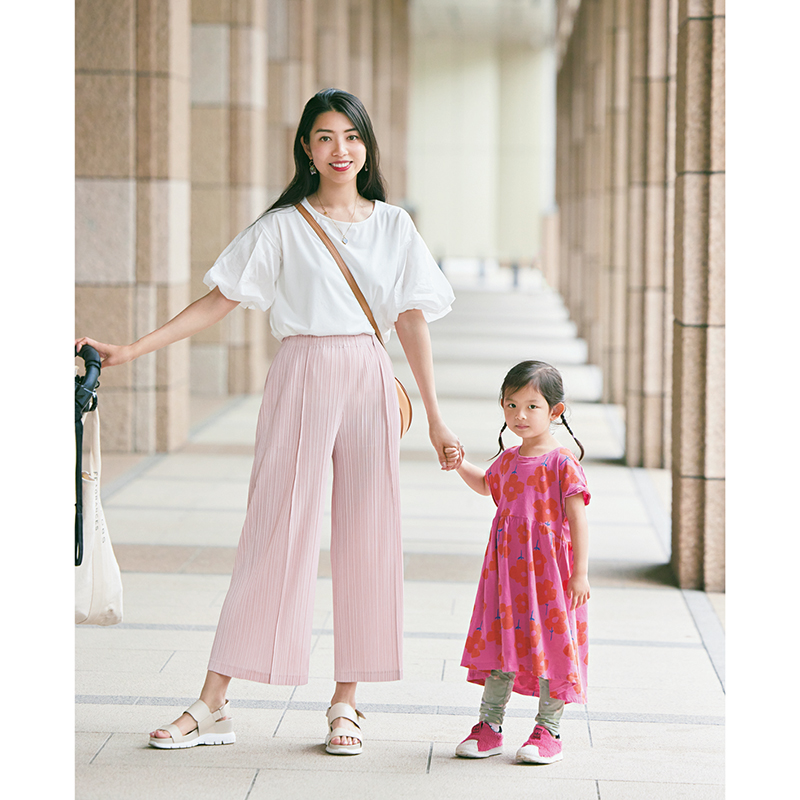 実は万能オシャレ「プリーツプリーズ」の“脱マダム”なスタイルを総