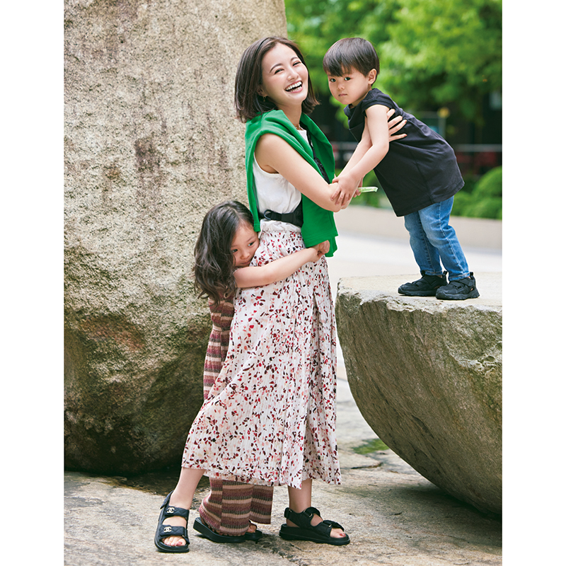 実は万能オシャレ「プリーツプリーズ」の“脱マダム”なスタイルを総