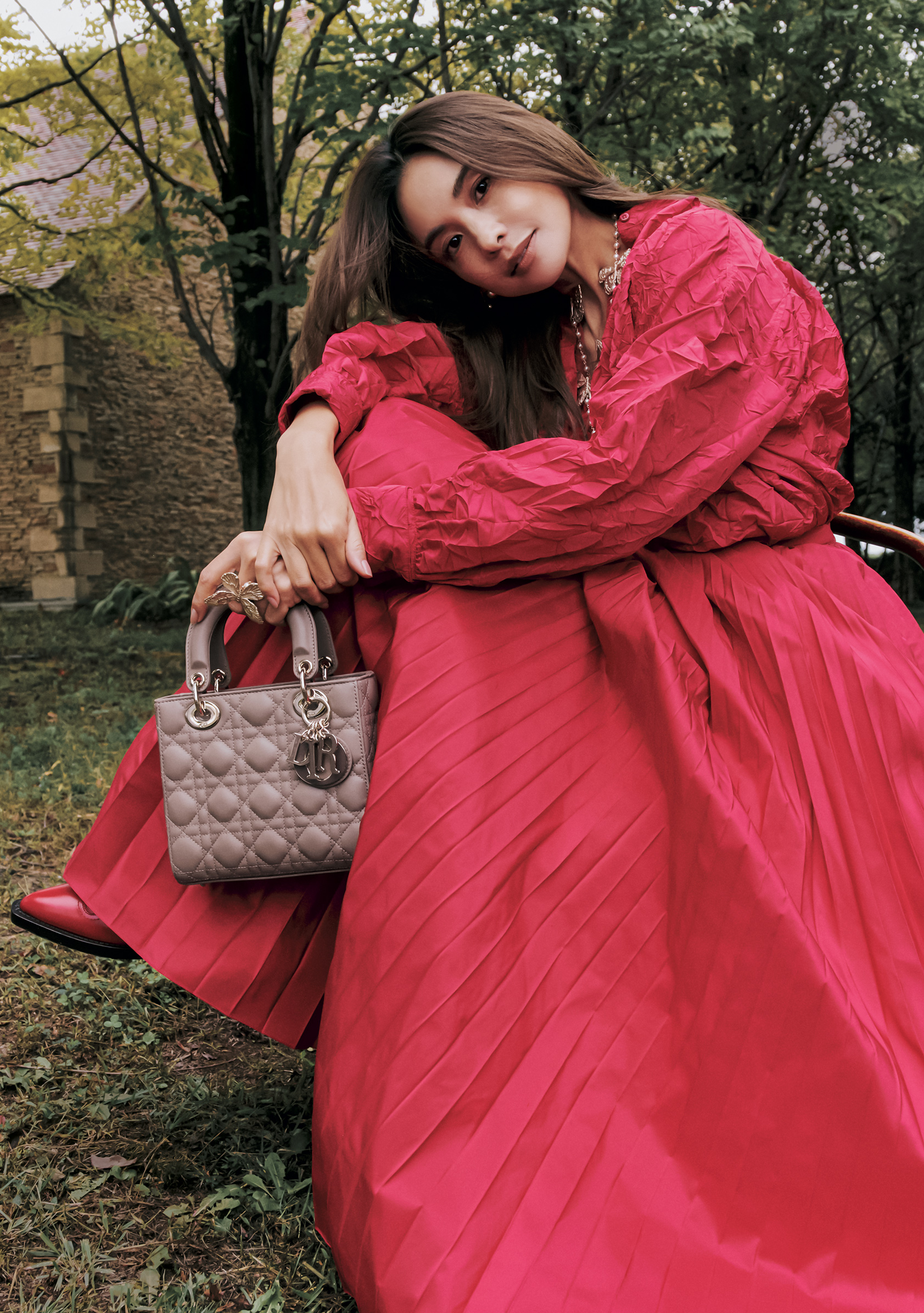 手にした瞬間“レディ”が宿る。大人の【最愛バッグ】 | VERY NaVY