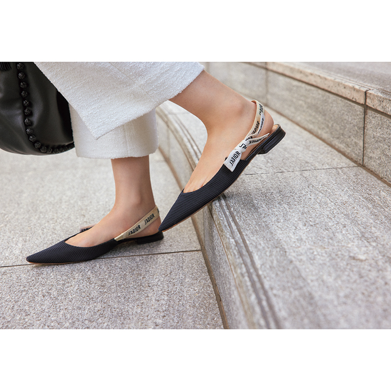 シャネル、サンローランetc.】職場復帰の相棒に「美脚フラットパンプス